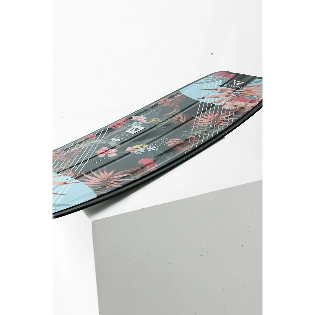 Brunotti Riptide Blossom Twintip Kiteboard M G10 Finner - Dame 4 Brunotti Riptide Blossom Twintip Kiteboard M G10 Finner - Dame - Billede 2